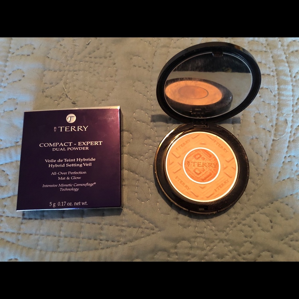 Dual setting powder and highlighter